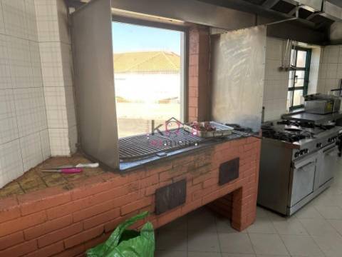 Prédio com restaurante e habitação, à venda em SInes 