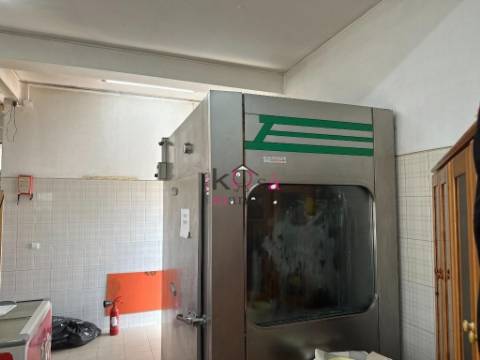 Prédio com restaurante e habitação, à venda em SInes 