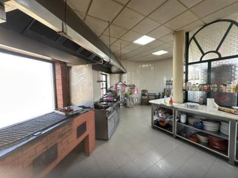 Prédio com restaurante e habitação, à venda em SInes 