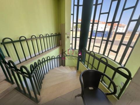 Prédio com restaurante e habitação, à venda em SInes 