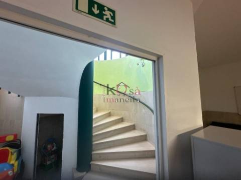 Prédio com restaurante e habitação, à venda em SInes 