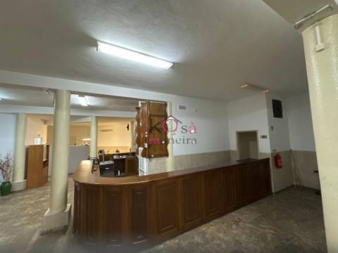 Prédio com restaurante e habitação, à venda em SInes 