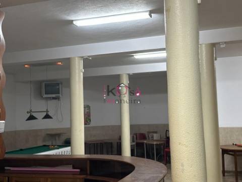 Prédio com restaurante e habitação, à venda em SInes 