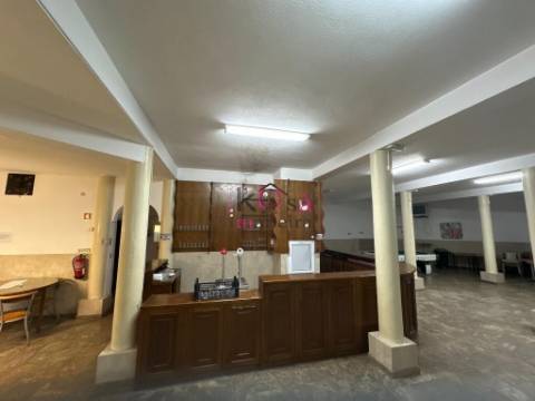 Prédio com restaurante e habitação, à venda em SInes 
