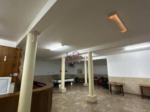 Prédio com restaurante e habitação, à venda em SInes 