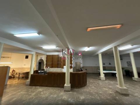 Prédio com restaurante e habitação, à venda em SInes 