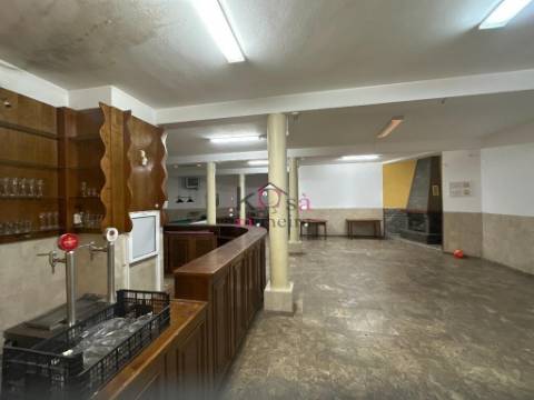 Prédio com restaurante e habitação, à venda em SInes 