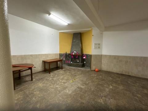 Prédio com restaurante e habitação, à venda em SInes 