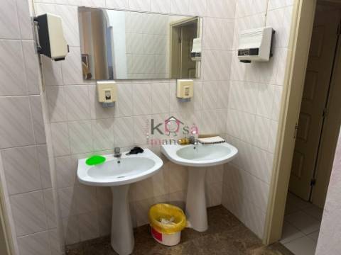 Prédio com restaurante e habitação, à venda em SInes 