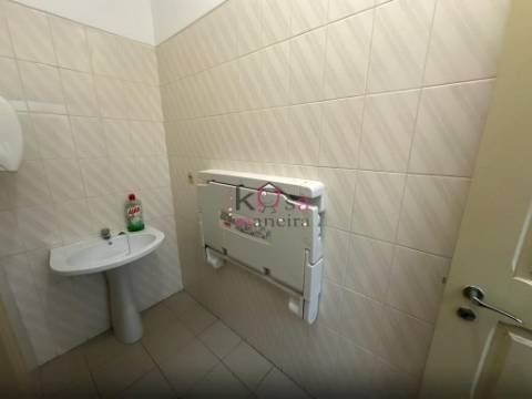 Prédio com restaurante e habitação, à venda em SInes 