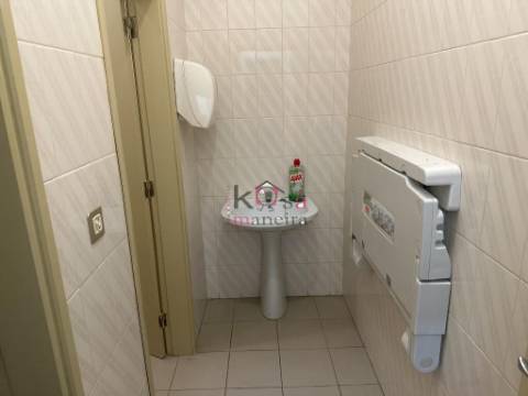 Prédio com restaurante e habitação, à venda em SInes 