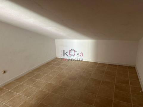 Prédio com restaurante e habitação, à venda em SInes 