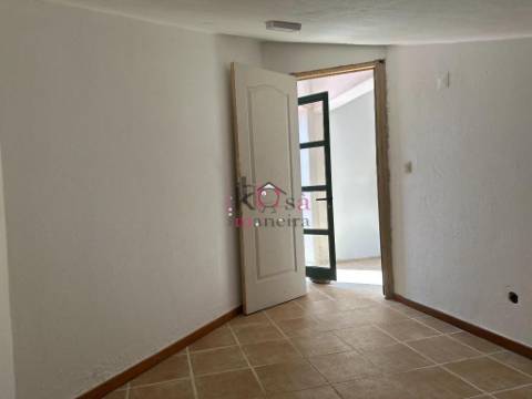 Prédio com restaurante e habitação, à venda em SInes 