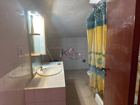 Prédio com restaurante e habitação, à venda em SInes 