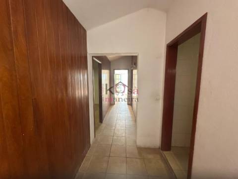 Prédio com restaurante e habitação, à venda em SInes 