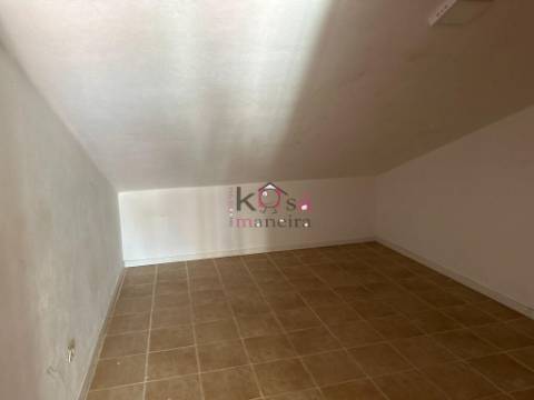 Prédio com restaurante e habitação, à venda em SInes 