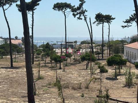 Prédio com restaurante e habitação, à venda em SInes 