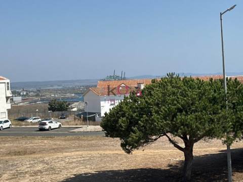 Prédio com restaurante e habitação, à venda em SInes 