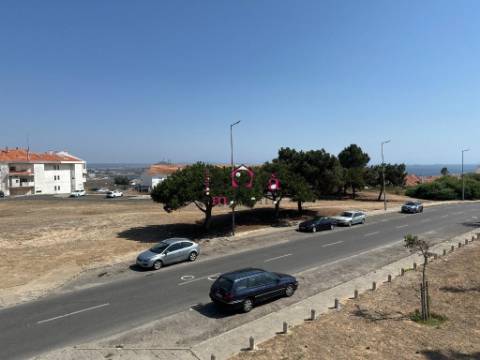 Prédio com restaurante e habitação, à venda em SInes 