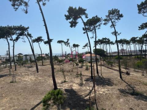 Prédio com restaurante e habitação, à venda em SInes 