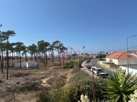 Prédio com restaurante e habitação, à venda em SInes 