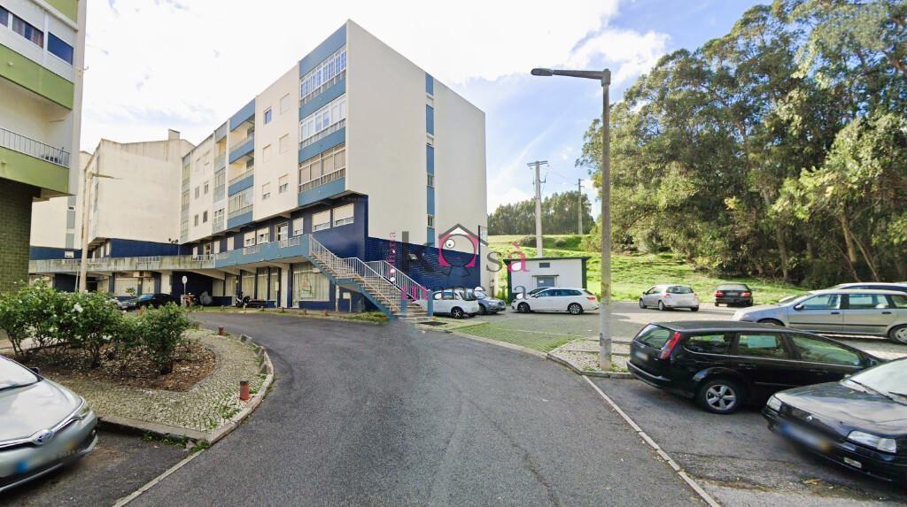 Loja c/ área bruta privativa: 83 m², Loures