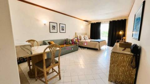 Apartamento T0 em condominio A venda em Albufeira com Piscina, 