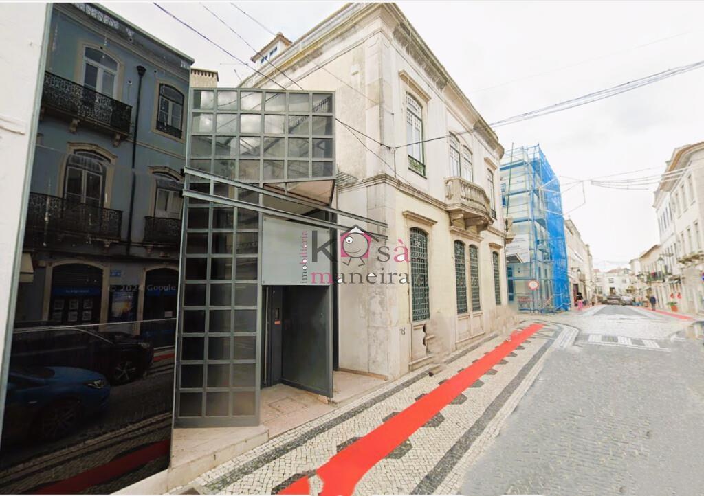 Edifício para Serviços na Zona Histórica de Santarém.