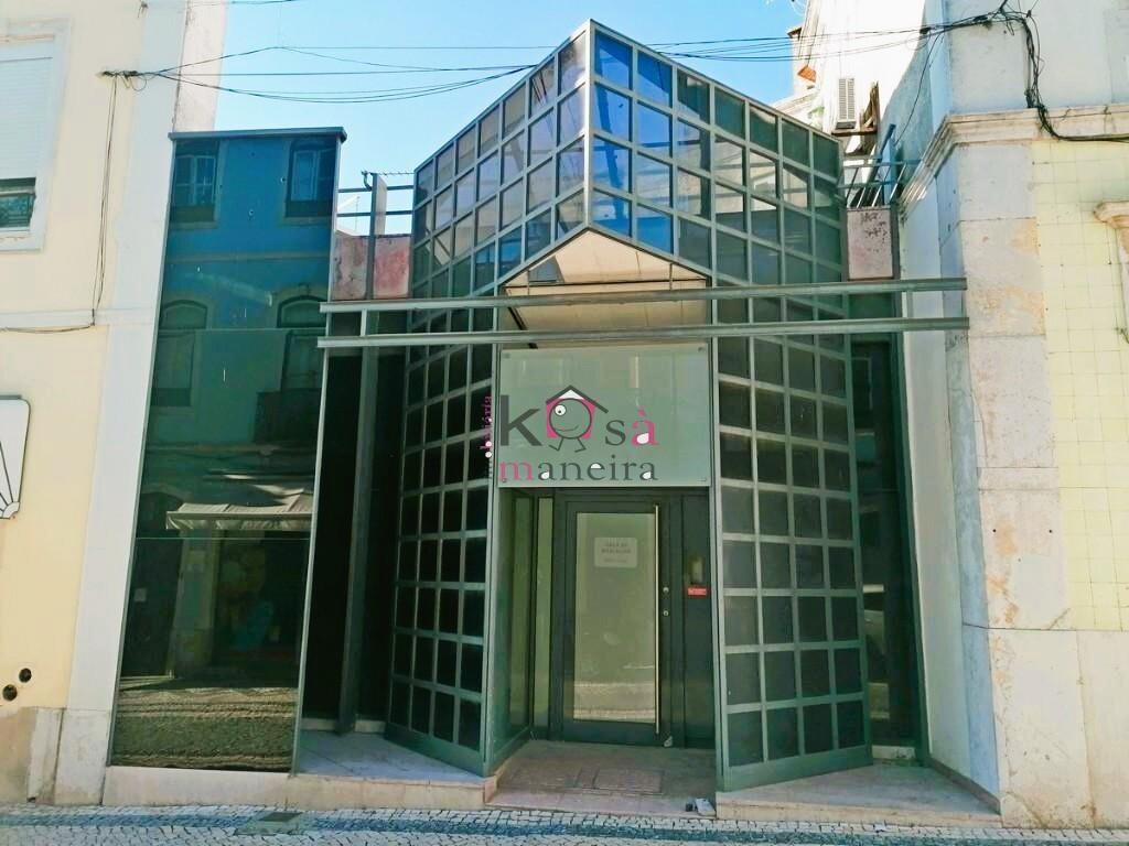 Edifício para Serviços na Zona Histórica de Santarém.