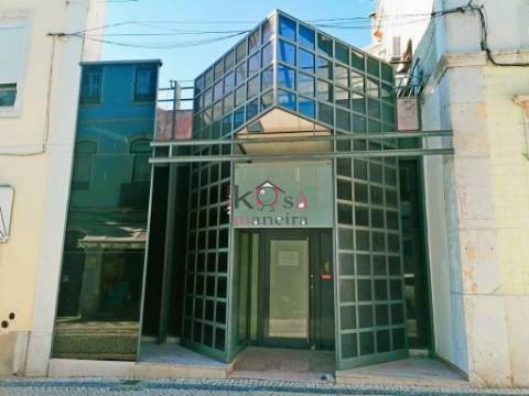 Edifício para Serviços na Zona Histórica de Santarém.