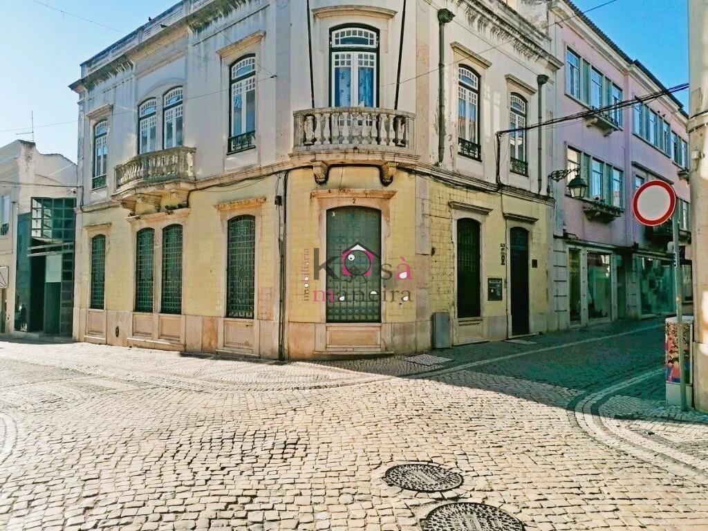 Edifício para Serviços na Zona Histórica de Santarém.
