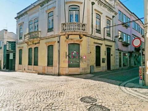 Edifício para Serviços na Zona Histórica de Santarém.