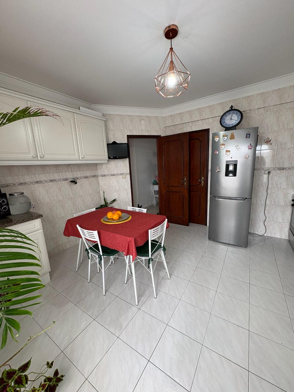 Excelente Apartamento T3 no Centro de Mafra com Parqueamento e Arrecadação