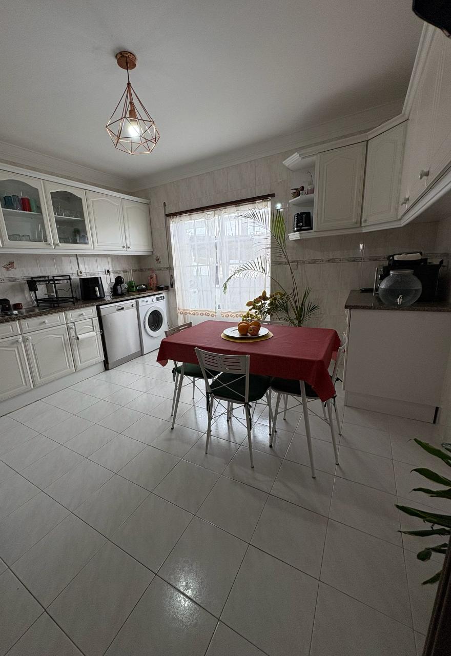 Excelente Apartamento T3 no Centro de Mafra com Parqueamento e Arrecadação