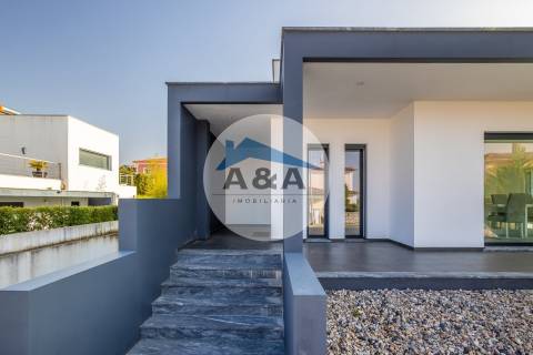 Moradia V4+2 como Nova - Caldas da Rainha