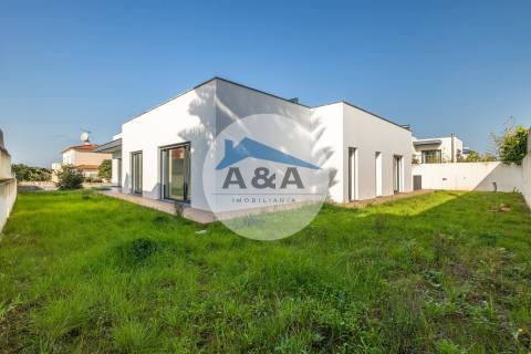 Moradia V4+2 como Nova - Caldas da Rainha