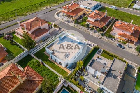 Moradia V4+2 como Nova - Caldas da Rainha