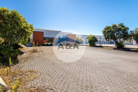 Armazém Industrial com parqueamento e Visibilidade