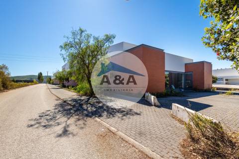 Armazém Industrial com parqueamento e Visibilidade