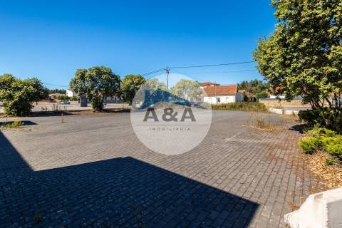 Armazém Industrial com parqueamento e Visibilidade