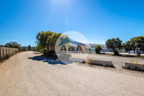 Armazém Industrial com parqueamento e Visibilidade