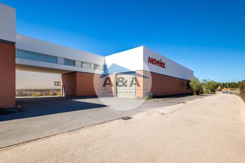 Armazém Industrial com parqueamento e Visibilidade