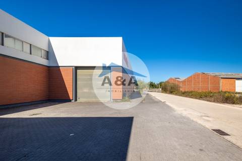 Armazém Industrial com parqueamento e Visibilidade