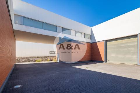 Armazém Industrial com parqueamento e Visibilidade