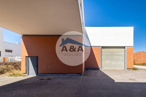 Armazém Industrial com parqueamento e Visibilidade