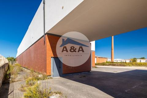 Armazém Industrial com parqueamento e Visibilidade