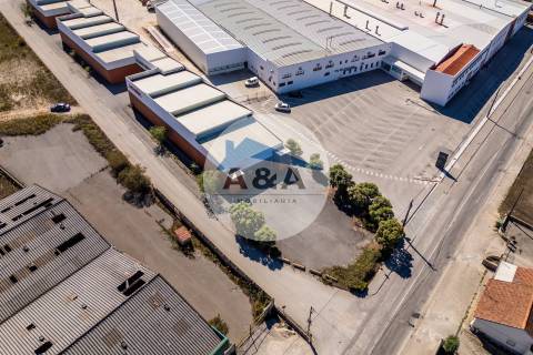 Armazém Industrial com parqueamento e Visibilidade