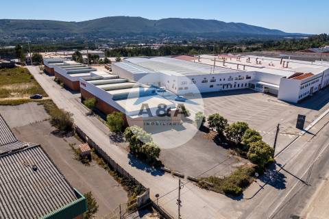 Armazém Industrial com parqueamento e Visibilidade