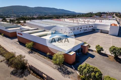 Armazém Industrial com parqueamento e Visibilidade