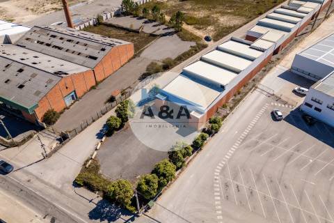 Armazém Industrial com parqueamento e Visibilidade